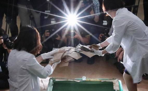 선관위 관계자들이 지난달 21일 서울 종로구 선거연수원 대강당에서 1987년 대통령 선거 당시 구로구청 농성사건의 발단이 됐던 투표함을 29년 만에 개봉하고 있다. (사진=연합뉴스)