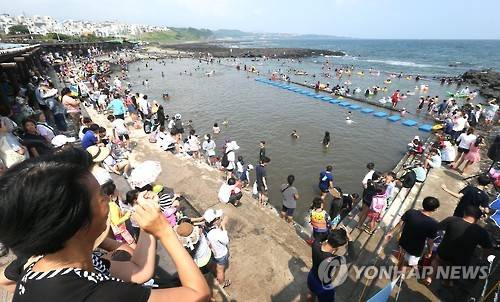 6일 오후 제주 서귀포시 예래동 논짓물 일대에서 열린 제16회 예래생태마을체험축제장을 찾은 도민과 관광객들이 시원한 담수욕과 각종 체험 행사를 즐기며 더위를 식히고 있다. 사진 = 연합뉴스