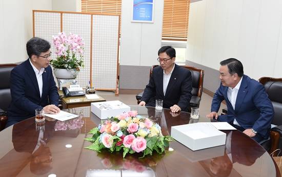 (우측부터)이성호 양주시장이 정성호 국회의원과 송언석 기획재정부 제2차관을 방문해 지역현안에 대한 국비 예산 반영을 요청하고 있다(사진= 양주시)