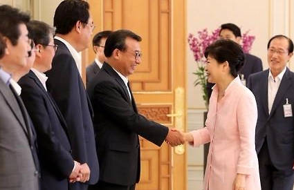 이정현 새누리당 신임대표 등 신임 지도부와 박근혜 대통령이 11일 오찬 회동을 갖고 광복절 특사와 관련 얘기를 나누었다. (사진=연합뉴스)