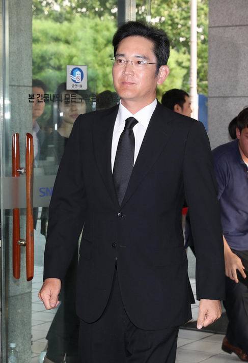이재현 CJ 회장이 경영에 복귀할 경우, 삼성과의 관계도 자연스레 개선될 것으로 예상된다. 이재현 회장의 사촌인 이재용 삼성전자 부회장이 12일 오후 종로구 서울대학교병원 장례식장에 마련된 한화그룹 김승연 회장 모친 빈소를 조문하고 있다. (사진=연합뉴스)