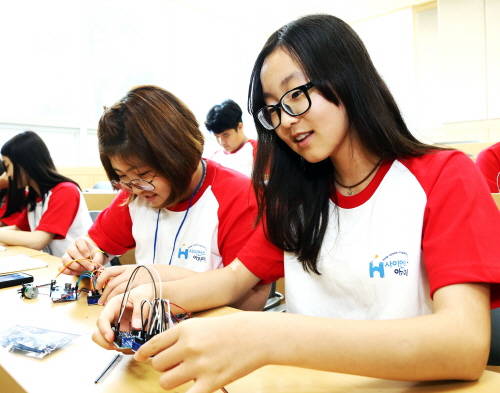 H 사이언스 아카데미에 참가한 학생들이 스마트폰으로 조종하는 축구로봇을 만들고 있다. (사진=현대제철)