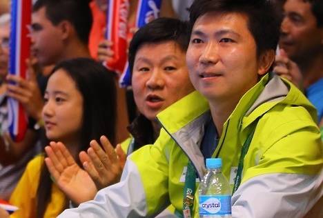 대한축구협회장이자 올림픽 선수단장을 맡은 정몽규 현대산업개발 회장(가운데)에게 이번 올림픽은 축구 8강 탈락과 성적부진 등 아쉬움이 클 것으로 보인다. 탁구 경기 응원 중인 정 회장 모습. (사진=연합뉴스)