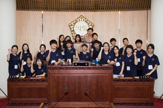 제1기 일산청소년민주주의학교 학생들이 고양시의회를 방문해 의정활동을 체험하고 소영환 의장, 고은정 의원 등과 기념촬영했다.(사진= 고양시의회)
