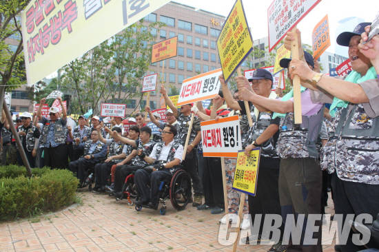 상이군경회 회원들이 정세현 전 통일부장관의 ‘사드배치 철회’ 주장을 규탄하고 있다. (사진=CNB포토뱅크)