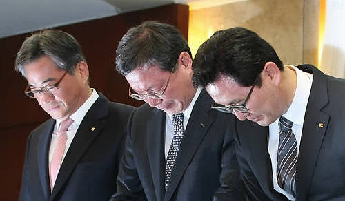 2014년 1월 20일 서울 중구 코리아나호텔에서 (사진 오른쪽부터)심재오 당시 KB국민카드 사장, 박상훈 롯데카드 사장, 손경익 NH농협카드 분사장이 3사 공동 기자회견에서 사과를 하고 있다. (사진=연합뉴스)