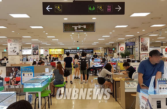 ‘갤럭시노트7’ 출시 이후 번호이동 고객이 급증하고 있다. 신도림 테크노마트 9층 휴대폰상가 풍경. (사진=CNB포토뱅크)