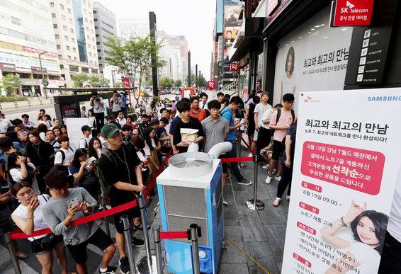 서울 강남구 T월드강남직영점에서 시민들이 ‘삼성 갤럭시노트7’ 출시행사에 참석하기 위해 줄 서 있다. 이미 이동통신 가입자 수가 포화에 이른 상황이라 신제품이 출시될 때마다 이통사들은 제살 깎아먹기식 경쟁을 벌이고 있다. (사진=연합뉴스)