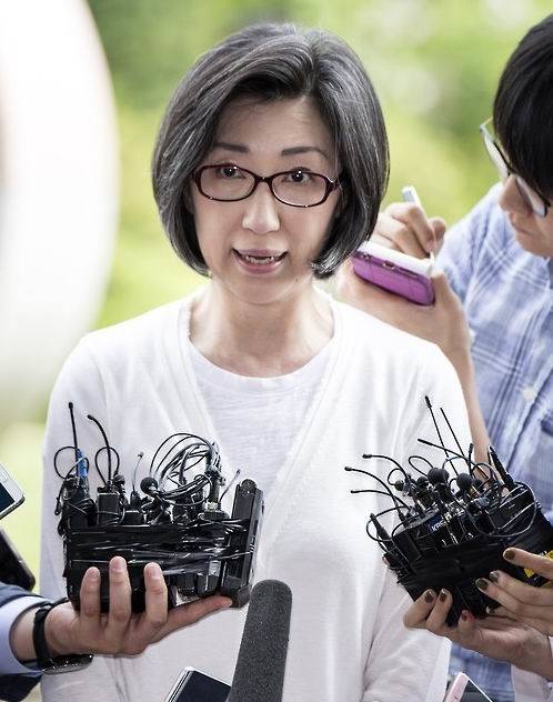 최은영 전 한진해운 회장(현 유수홀딩스 회장·사진)은 2007년부터 한진해운의 경영을 맡았지만 고전하다 2014년 경영권을 시숙인 조양호 한진그룹 회장에게 넘겼다. 한진그룹은 대한항공 등을 통해 한진해운에 1조원의 유동성을 지원했지만 앞날을 예측하기 힘든 지경이 됐다. (사진=연합뉴스)