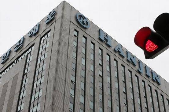 서울 여의도동 한진해운 본사 건물. 건물 옆 신호등에 지금의 한진해운 상황을 나타내듯 빨간불이 켜져 있다. (사진=연합뉴스)