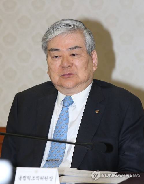 조양호 한진그룹 회장이 지난 4월 29일 평창동계올림픽대회 지원위원회 회의에 참석해 굳은 표정으로 앉아 있다. 이날은 한진해운 회장 취임 2주년이 되는 날이자, 채권단 자율협약을 신청한 직후였다. (사진=연합뉴스)