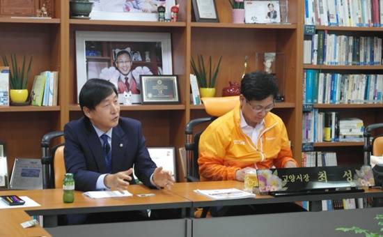 민주평통 고양시의 박호영 회장이 최성 고양시장과 간담회를 갖고 있다(사진= 민주평통 고양시)