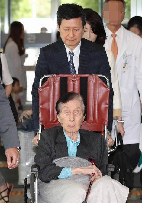 신격호 롯데그룹 총괄회장의 장남 신동주 전 일본 롯데홀딩스 부회장이 지난달 18일 서울아산병원에서 신 총괄회장의 퇴원을 돕고 있다. 신격호·신동주 부자는 신동빈 롯데그룹 회장과 1년 넘게 경영권 다툼을 벌이고 있다. (사진=연합뉴스)