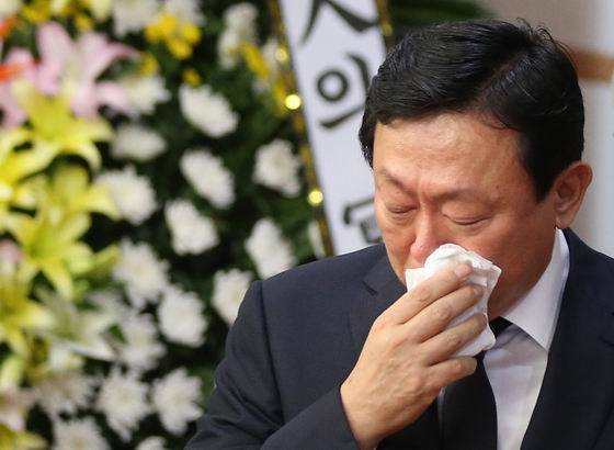 신동빈 롯데그룹 회장이 27일 서울아산병원 장례식장에 마련된 고 이인원 롯데그룹 정책본부장(부회장)의 빈소에 조문한 뒤 눈물을 흘리고 있다. (사진=공동취재단)