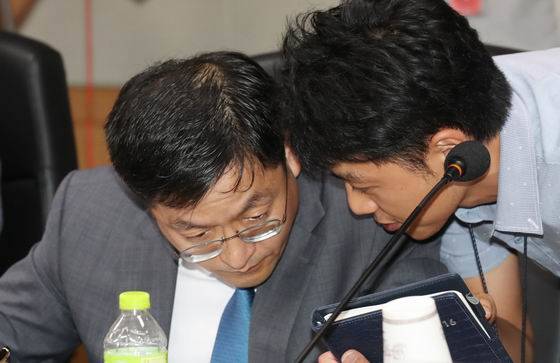 정부는 법정관리에 들어가게 된 한진해운의 우량자산을 현대상선이 인수하도록 하는 방안을 추진하기로 했다. 31일 해양수산부에서 열린 한진해운 관련 비상대책회의에 참석한 현대상선 관계자(왼쪽). (사진=연합뉴스)