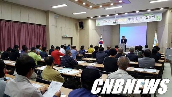 8월31일 인제읍사무소 2층 대회의실에서 이순선 인제군수, 군 관계자를 비롯한 마을 이·반장, 사회단체장 등 100여명이 참석한 가운데 인제읍 시가지 LPG 배관망 사업 추진 1차 사업설명회를 가졌다. ㅣ 사진=인제군청 제공