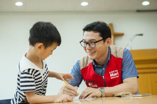샤롯데 봉사단 편지쓰기 봉사활동. (사진=롯데마트)