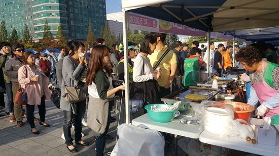 지난 9일 일산문화광장에서 개막한 2016대한민국막걸리축제' 모습, 10일까지 열린다(사진= 김진부 기자)