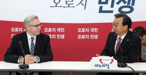 새누리당 이정현 대표가 12일 오전 국회 당 대표실에서 알렉산드르 티모닌 주한 러시아 대사를 만나 얘기를 나누고 있다. (사진 = 연합뉴스)