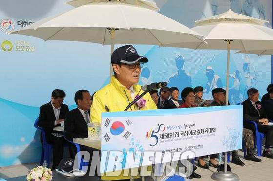 김덕남 상이군경회장이 지난 12일∼13일 이틀간 보훈재활체육센터 열린 ‘제50회 전국상이군경체육대회’에서 인사말을 하고 있다. (사진=상이군경회 제공)