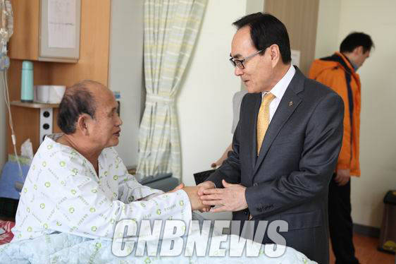 김덕남 상이군경회장이 보훈병원을 방문해 옛 전우를 위로하고 있다. (도기천 기자)