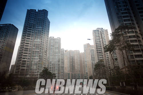 정부의 가계대출 규제 방안이 국민들에게 혼란만 주고 있다. 잠실의 아파트 전경. (사진=CNB포토뱅크)