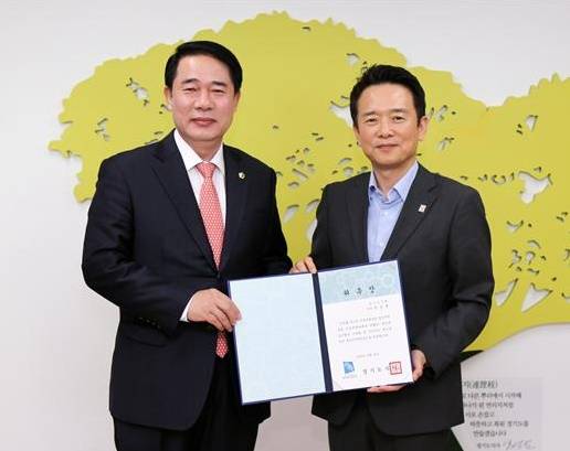 한길룡 경기도의원이 남경필 경기도지사로부터 연정위원장 위촉장을 받고 기념촬영하고 있다(사진= 한길룡 의원실)