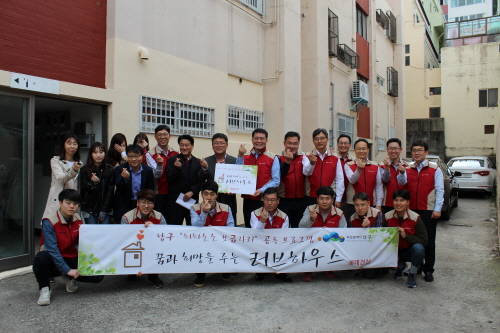 샤롯데 봉사단이 기념촬영을 하고 있는 모습. (사진=롯데건설)