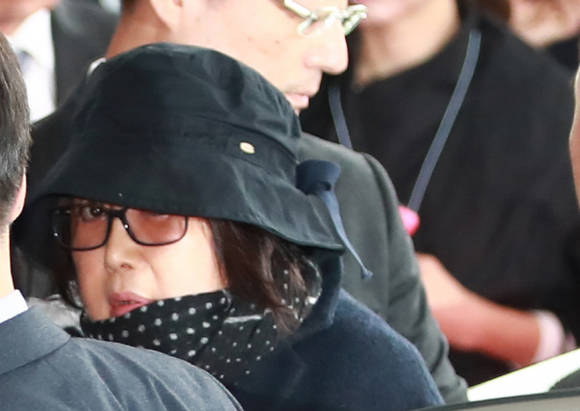 ‘비선실세’로 지목된 최순실씨가 31일 검찰의 조사를 받기 위해 서울중앙지검에 들어서고 있다. (사진=연합뉴스)