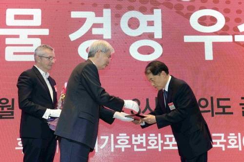 (왼쪽부터)폴 디킨슨 CDP 영국본부 회장과 장지인 CDP 한국위원회 위원장이 김선섭 현대차 상무에게 상을 전달하는 모습. (사진=현대자동차)