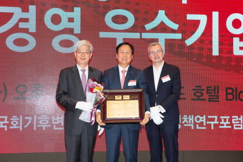 (왼쪽부터)CDP한국위원회 장지인 위원장, 삼성물산 안전환경실이태일 상무, CDP 영국본부 폴 디킨슨 회장. (사진=삼성물산)