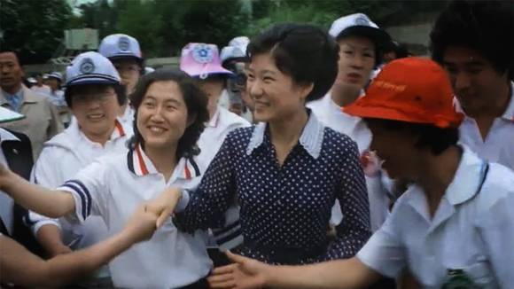 박근혜 대통령과 최순실씨(박 대통령 왼쪽)의 70년대 모습. 두 사람의 인연은 박정희 대통령과 최태민씨가 관계를 맺고 있던 40여년 전으로 거슬러 올라간다.