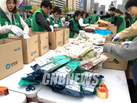 지난달 31일 나눔행사에 참여해 박스를 포장하고 있는 자원봉사자들. (사진=김유림 기자)