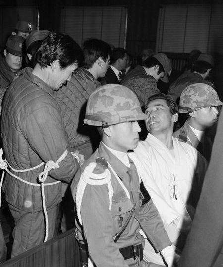 1979년 12월 8일 박정희 대통령을 시해한 뒤 공개재판을 받고 있는 김재규 중앙정보부장. 신군부 세력은 이날 재판이 열리기 직전에 김재규의 비리를 발표했는데 그 중의 일부가 ‘김재규 집에서 고서화 1백여점이 발견됐다’는 것이었다. ‘미인도’는 이렇게 탄생한 것으로 짐작된다. (사진=문화체육관광부 e영상역사관)