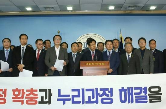 공동기자회견을 진행하고 있는 최성 전국 대도시 시장협의회장(가운데) 외에 조희연 서울시 교육감, 이재정 경기도 교육감, 문석진 서울시구청장협의회회장, 김윤식 경기도시장군수협의회장, 양기대 경기중부권행정협의회장, 채인석 경기남부권시장협의회장, 제종길 경기서해안권시장협의회장, 이환설 경기도시군의회의장협의회장 등 참여.(사진= 고양시)
