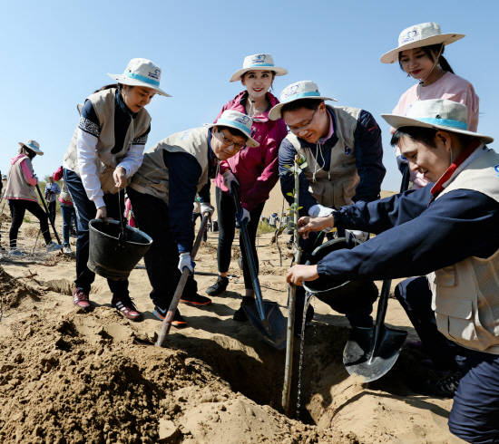 중국 네이멍구(內蒙古) 쿠부치 사막에서 나무심기 봉사활동에 참가한 채종훈 대한항공 중국지역본부장(왼쪽에서 두번째)과 대한항공 직원 및 중국 대학생들이 나무 심기 봉사활동을 하고 있는 모습. (사진=대한항공)