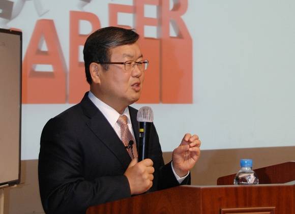 박일호 밀양시장이 창원대 종합교육관 대강당에서 '박일호의 밀양아리랑' 이라는 제목으로 특강을 하고 있다.(사진제공=창원대)