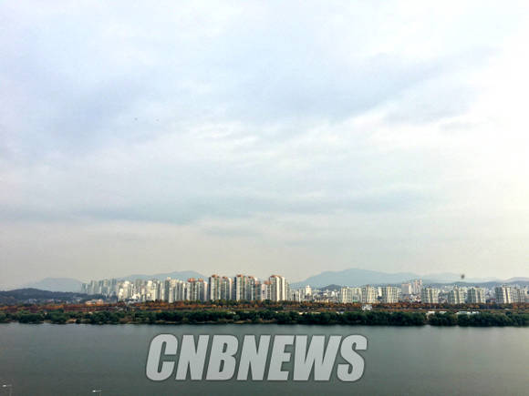 지난 14일 워커힐호텔에서 한강을 내려다 본 전경. 미세먼지와 흐린 날씨에도 불구하고 아름다웠다. (사진=김유림 기자)