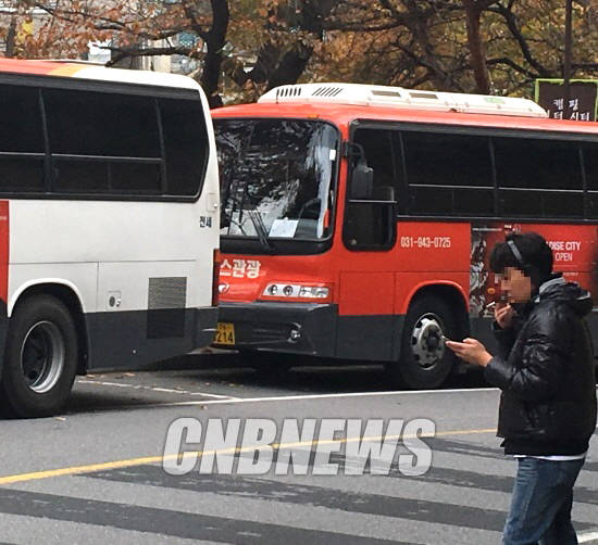 워커힐호텔 산책로에서 흡연을 하고 있는 중국인. (사진=김유림 기자)
