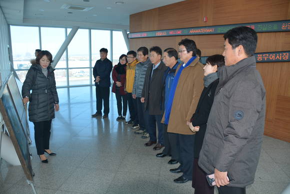 파주시의회 도시산업위원회 의원들이 경인아라뱃길 운영 관련 설명을 듣고 있다(사진= 파주시의회)