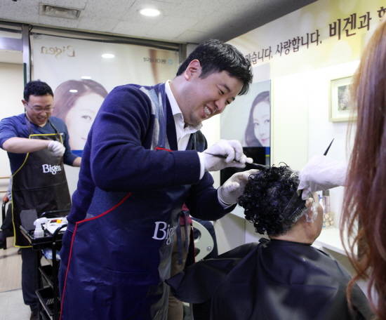 동아제약 염색 봉사활동 비겐어게인 캠페인에서 임직원들이 어르신들께 염색을 해드리고 있다. (사진=동아제약)