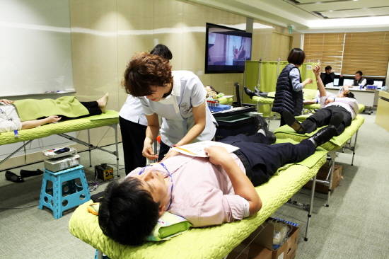 녹십자 임직원이 지난 7일 경기도 용인의 녹십자 본사에서 열린 ‘사랑의 헌혈’ 행사에 참여하고 있다. (사진=녹십자)