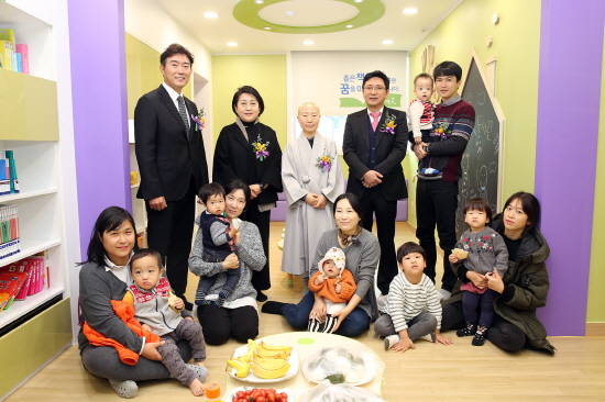 (두번째줄 왼쪽부터)황원섭 신한카드 제휴영업BU장, 김옥식 송파구청 복지교육국장, 현혜영 삼전종합사회복지관장 김보준 롯데면세점 마케팅 부문장, 삼전동 주민 대표 등이 지난 10일 아름인 도서관 개관식을 축하하며 기념 촬영을 하고 있다. (사진=롯데면세점)