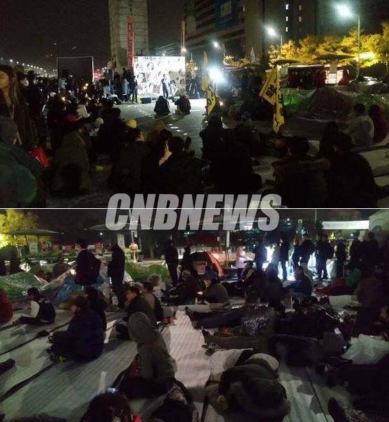 13일 새벽 3시경 광화문 광장 풍경. 전날 집회 참가자 중 일부가 밤을 새워 토론 하거나 노숙 하고 있다. (사진=도기천 기자)