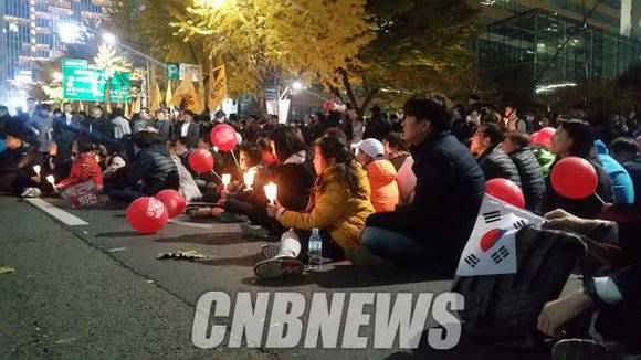가족과 함께 참가한 시민들. 초등학생들 손에 촛불이 들려있다. (사진=도기천 기자)