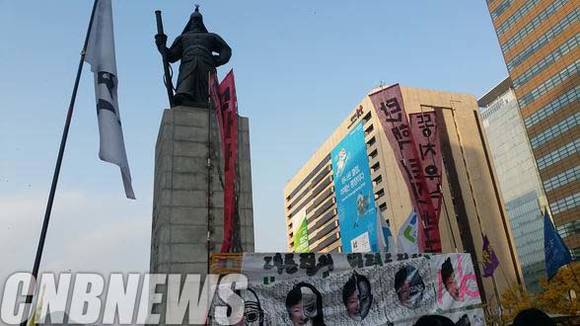 세종로사거리(광화문광장) 이순신 장군 동상 앞. 장군이 이날 집회를 내려다보고 있는 듯하다. (사진=도기천 기자)