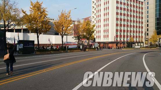 광화문역에서 한 정거장 떨어진 서대문역 사거리부터 도로가 텅 비어있다. 경찰이 평화행진을 보장하기 위해 차량 출입을 막았다. (사진=도기천 기자)