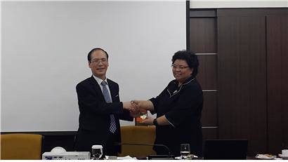 지난 11일 창원대학교 최해범 총장(왼쪽)이 인도네시아 자카르타 아트마자야대학교에서 리사벳 룩미니 총장과 국제교류협약에 대해 논의하고 있다. (사진제공=창원대)