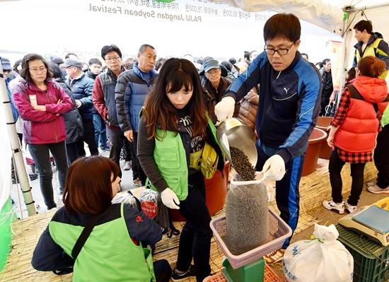 파주장단콩축제에서 장단콩을 구입하는 시민들(사진= 파주시)