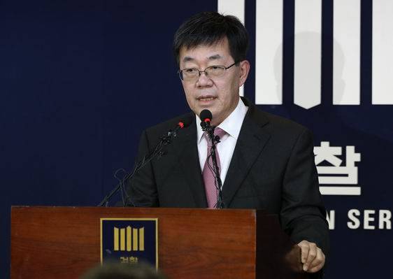 이영렬 서울중앙지검장이 20일 서초구 서울중앙지검에서 최순실 의혹 관련 중간수사결과를 발표하고 있다. 검찰은 박 대통령에 대해 공무상비밀누설, 직권남용 등의 공동정범으로 규정했지만 기업들과 연루된 ‘제3자 뇌물수수’에 대해서는 “수사 중”이라고만 밝혔다. (사진=연합뉴스)